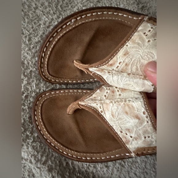 UGG Australia Thong Sandals Tan Leather White Eyelet Lace Embroidery Size 9 - Picture 3 of 11